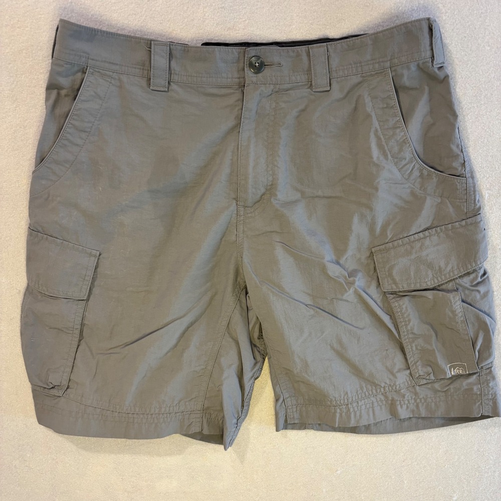 REI Sahara Mens Gray Nylon Hiking Cargo Shorts Size Large 8.5 Inseam